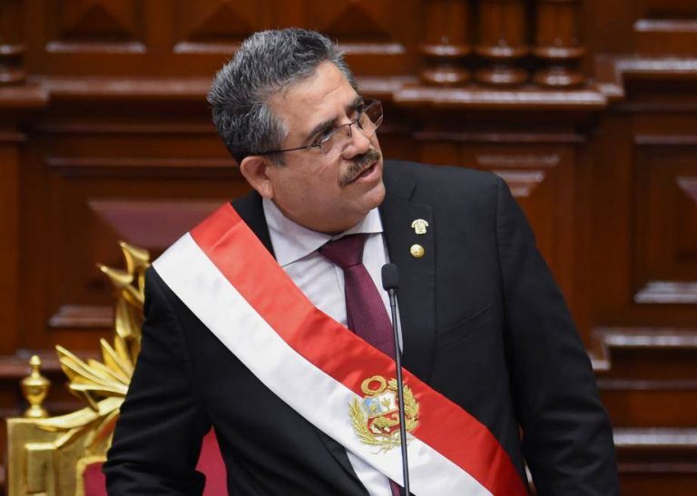 Le président par intérim du Pérou, Manuel Merino, prend la porte