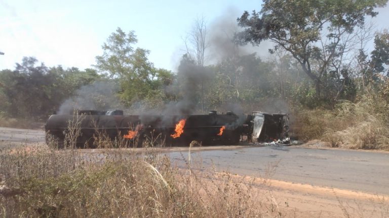 Bénin: un camion citerne consumé par le feu sur l&rsquo;axe Pira-Bassila (vidéo)