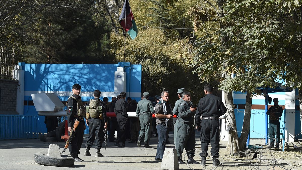 Des policiers devant l'université de Kaboul (Afghanistan) après une attaque, le 2 novembre 2020. (WAKIL KOHSAR / AFP)