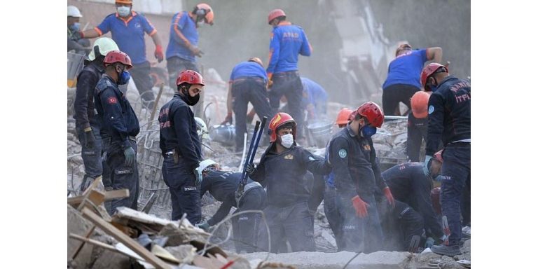 Turquie: le bilan du puissant tremblement de terre atteint les 100 morts