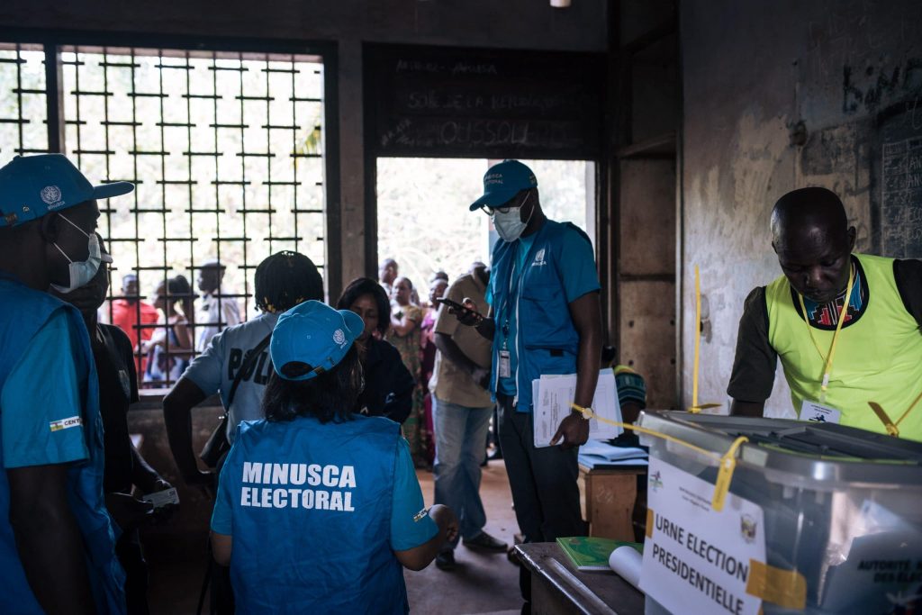 Les observateurs de la Mission multidimensionnelle intégrée des Nations Unies pour la stabilisation en République centrafricaine (MINUSCA) surveillent les opérations des bureaux de vote du lycée Barthélemy Boganda dans le 1er district de Bangui, en République centrafricaine (RCA), le 27 décembre 2020 lors des élections présidentielles et législatives du pays . - Le vote a commencé en République centrafricaine le 27 décembre 2020, lors d'un test clé pour l'un des pays les plus en difficulté du monde. Les scrutins ont lieu après une semaine de turbulences, marquée par des accusations de tentative de coup d'État, la brève saisie de la quatrième ville de la RCA et l'envoi de personnel militaire par la Russie et le Rwanda pour aider son gouvernement assiégé. (Photo par ALEXIS HUGUET / AFP)