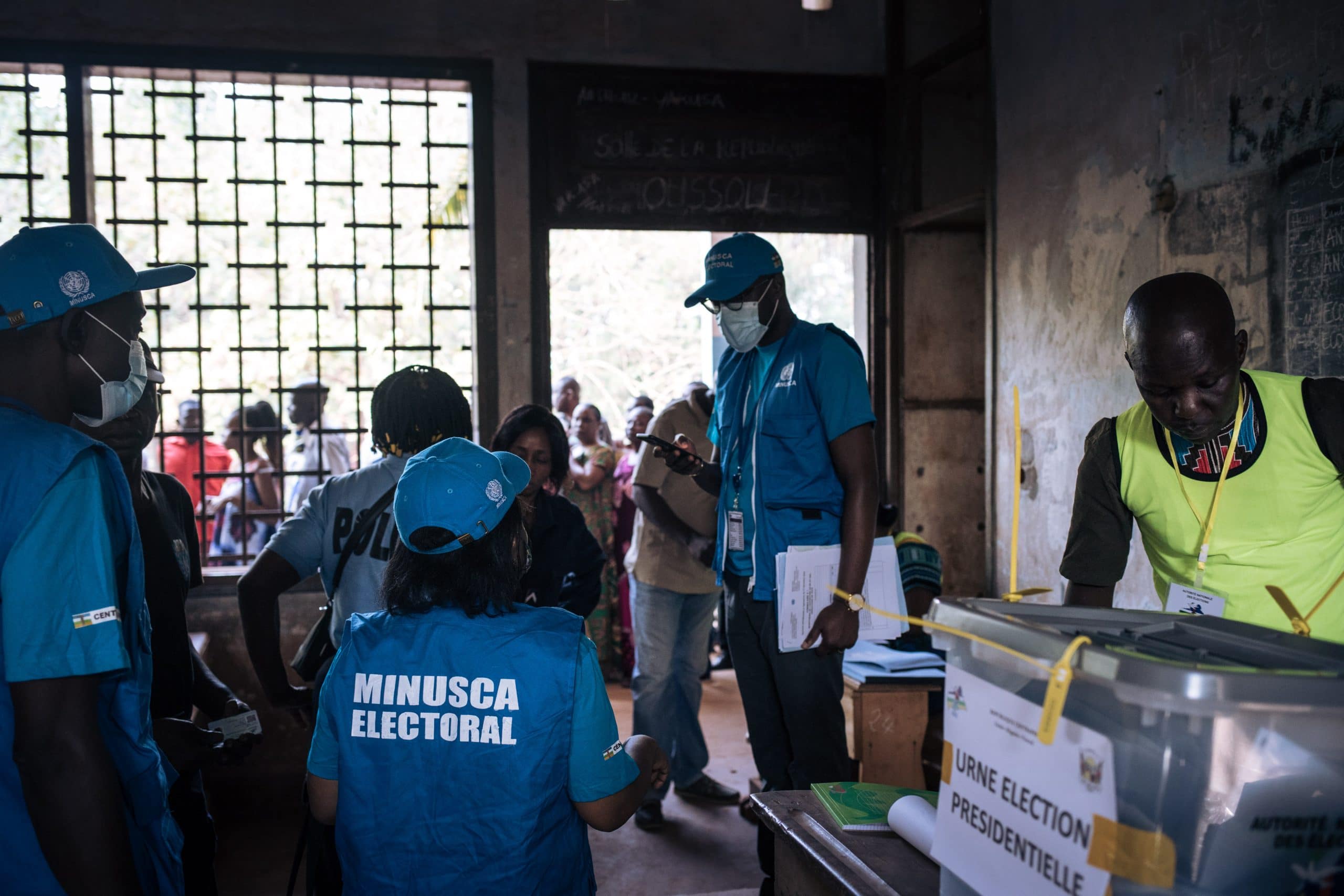 Les observateurs de la Mission multidimensionnelle intégrée des Nations Unies pour la stabilisation en République centrafricaine (MINUSCA) surveillent les opérations des bureaux de vote du lycée Barthélemy Boganda dans le 1er district de Bangui, en République centrafricaine (RCA), le 27 décembre 2020 lors des élections présidentielles et législatives du pays . - Le vote a commencé en République centrafricaine le 27 décembre 2020, lors d'un test clé pour l'un des pays les plus en difficulté du monde. Les scrutins ont lieu après une semaine de turbulences, marquée par des accusations de tentative de coup d'État, la brève saisie de la quatrième ville de la RCA et l'envoi de personnel militaire par la Russie et le Rwanda pour aider son gouvernement assiégé. (Photo par ALEXIS HUGUET / AFP)
