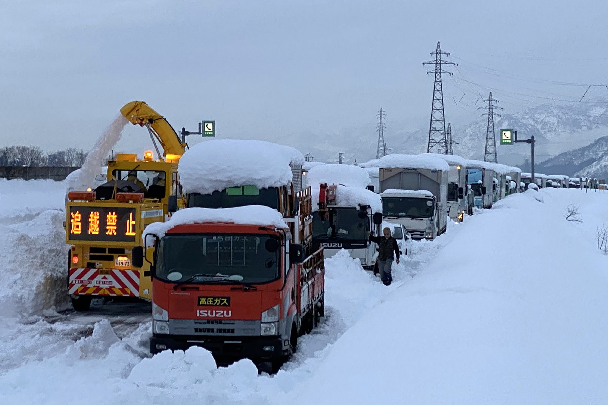 Une déneigeuse essaye de libérer le passage, le 18 décembre à Minamiuonuma (Japon). Crédit : STR / JIJI PRESS / AFP