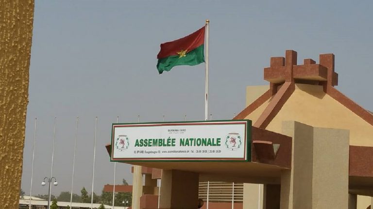 Burkina Faso: l&rsquo;Assemblée nationale adopte à l&rsquo;unanimité le projet de loi « SMART Burkina »