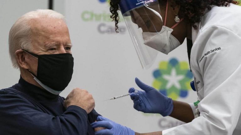 Joe Biden et son épouse Jill se sont fait injecter en direct le vaccin Pfizer (Vidéo)