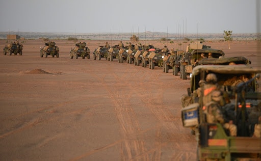 Un convoi de l'armée française quitte le camp au lever du soleil le 2 novembre 2013, lors de l'opération Hydra près de Gao dans le nord du Mali. La nation en difficulté d'Afrique de l'Ouest et ses alliés ont lancé l'opération Hydra le 20 octobre 2013 après avoir été surpris par une récente recrudescence de la violence dans le nord, selon Jean-Hervé Jezequel, analyste à Dakar pour l'International Crisis Group (ICG) pense réservoir. Environ 1 500 soldats sont impliqués, dont quelque 600 Français, 600 Maliens et 300 soldats de l'ONU, et l'opération devrait durer "au moins 10 jours", selon une source militaire malienne.
