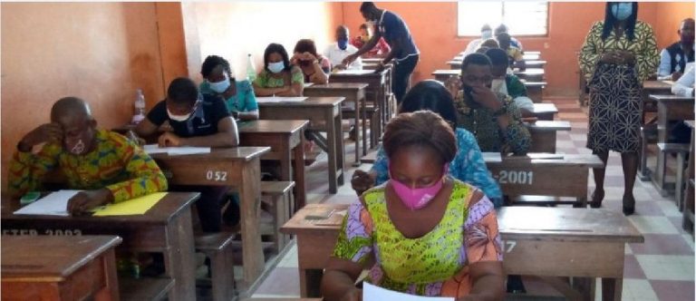Bénin- Recrutement de 100 auditeurs de justice: une candidate prise avec le corrigé-type en pleine composition