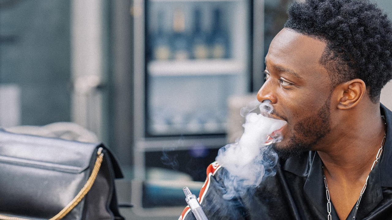Dadju, artiste congolais en train de consommer la Chicha