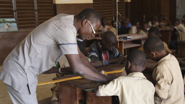 « A ta place, enseignant, je me sens faible, abîmé dans mon corps et dans mon cœur », Expédit Ologou