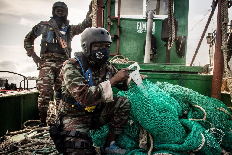 Bénin: le chalutier industriel d&rsquo;un chinois arrêté par la marine et Sea Shepherd