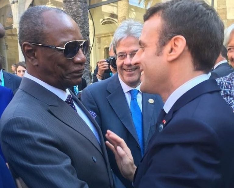 Guinée: Emmanuel Macron félicite enfin Alpha Condé pour sa réélection