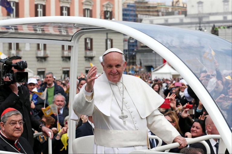 Le pape arrive en Irak pour une visite historique en plein milieu d&rsquo;attaques à la roquette