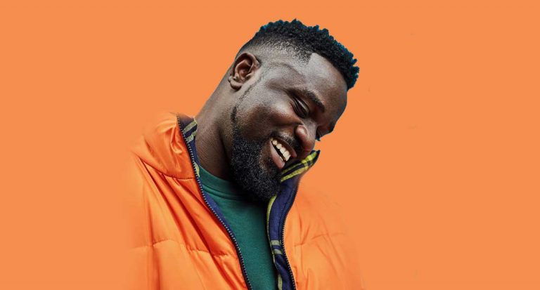 « La religion fait «ramper  comme une tortue» le développement en Afrique selon Sarkodie