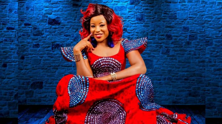 Bénin: la chanteuse Sèna Noble crache sur les FESCU-GV Awards (photo)