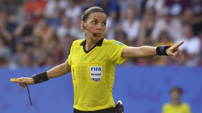 Ligue des champions: l&rsquo;arbitre Stéphanie Frappart au commande de Juventus-Dynamo Kiev