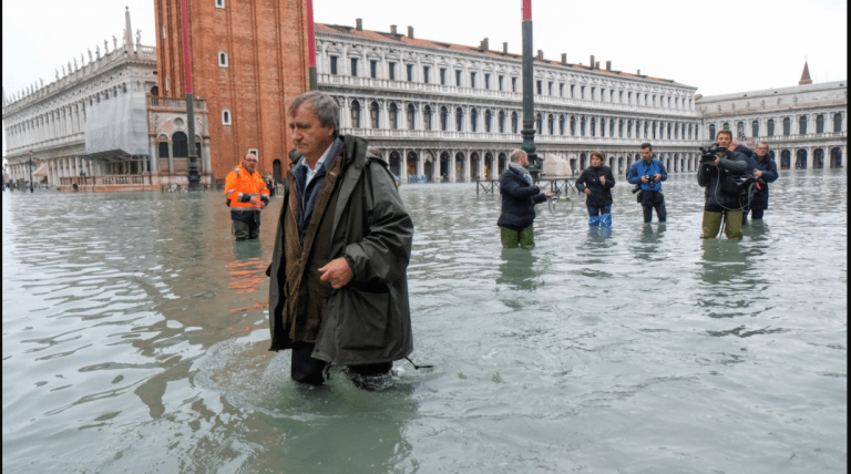 Italie – Marée haute: la ville de Venise sous l&rsquo;eau malgré son système de protection