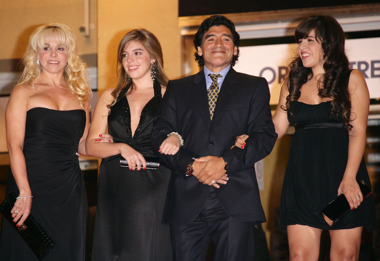 Diego Maradona, son ex-femme et ses filles Diego Maradona, son ex-femme Claudia et ses filles Dalma et Giannina au Festival de Cannes de 2008