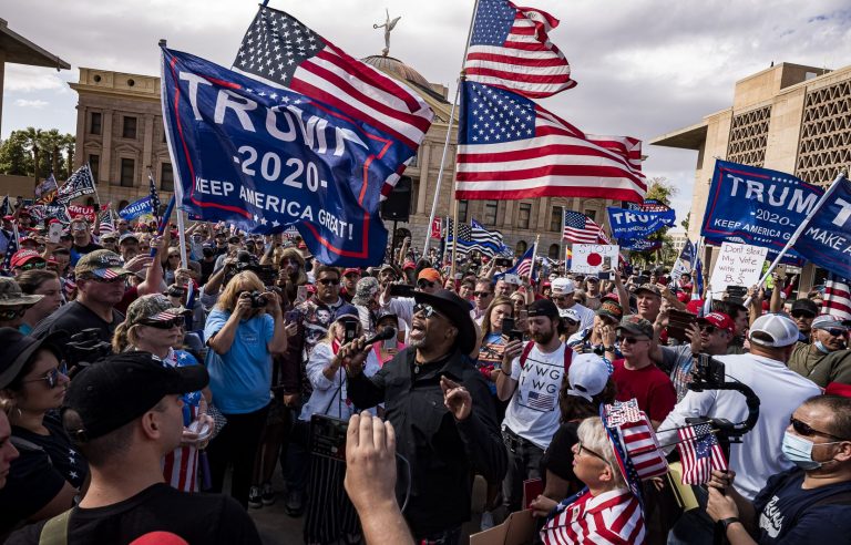 Des milliers de fans de Donald Trump à Washington, réclament «quatre ans de plus»