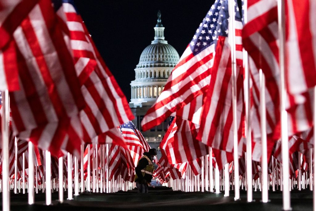 Près de 200.000 drapeaux ont été installés sur l’esplanade du National Mall à Washington. Ils représentent l’absence des citoyens américains lors de l’investiture de Joe Biden. Photo: andina.pe
