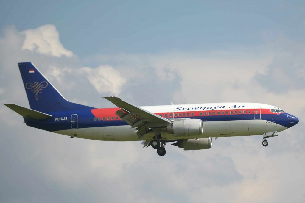 Cette photo prise au-dessus de Tangerang le 18 mars 2013 montre un avion Sriwijaya Air Boeing 737-300, un modèle similaire au Boeing 737-500 de la compagnie aérienne indonésienne fonctionnant sous le nom de vol SJY182 qui a perdu le contact lors d'un vol Jakarta-Pontianak le 9 janvier. 2021. - L'Indonésien Sriwijaya Air a perdu le contact avec l'un de ses avions à réaction peu après le décollage de la capitale Jakarta, a annoncé le 9 janvier 2021 le ministère des Transports du pays