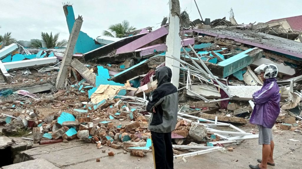 Un tremblement de terre fait des dizaines de morts en Indonésie / La Matinale
