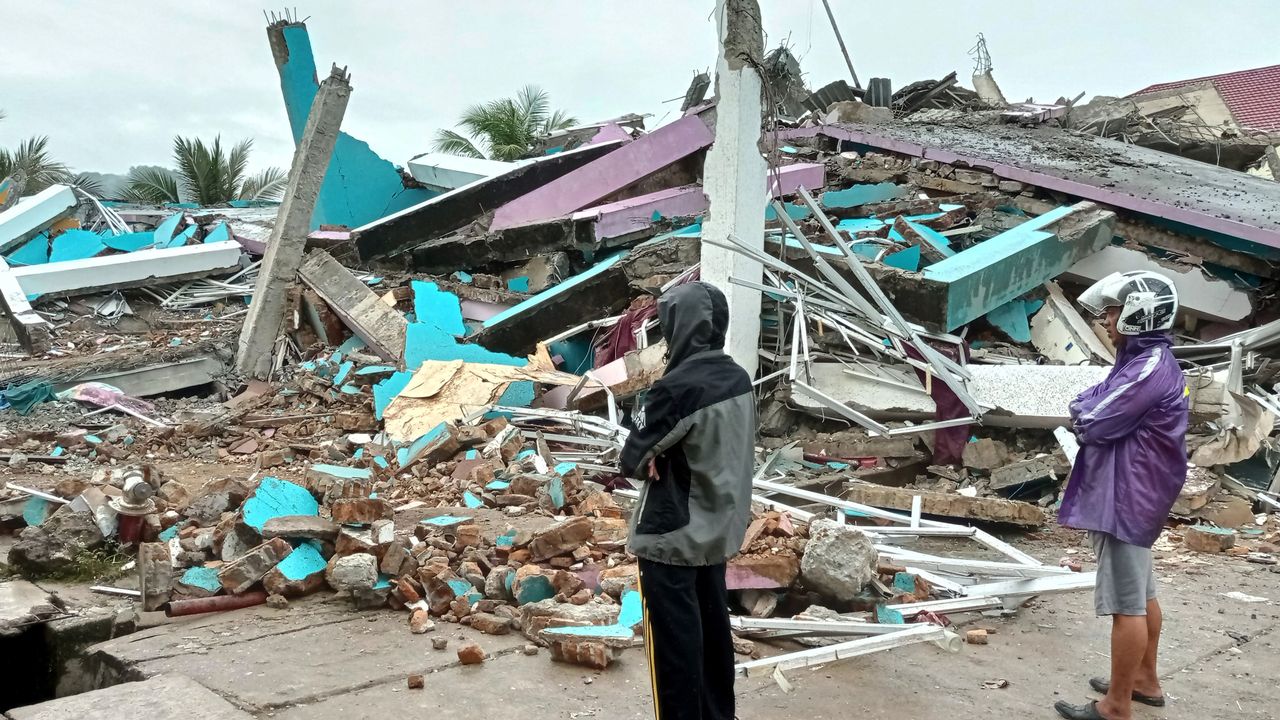 Un tremblement de terre fait des dizaines de morts en Indonésie / La Matinale