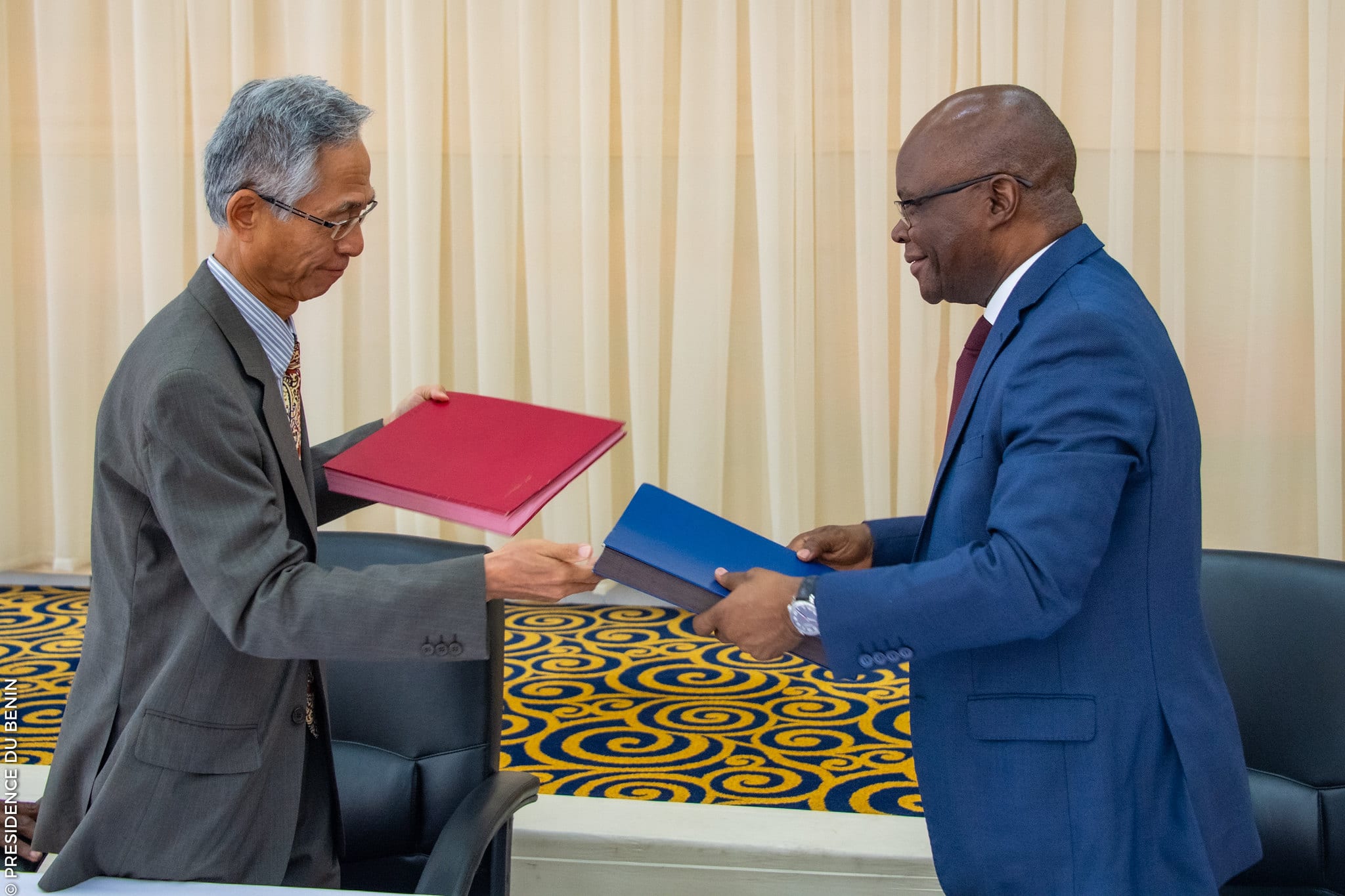 Aurélien AGBÉNONCI et Son Excellence Monsieur Kiyofumi KONISHI, Ambassadeur du Japon près le Bénin, lors de Signature d'accord relatif au projet de construction de l'échangeur de Vedoko-12