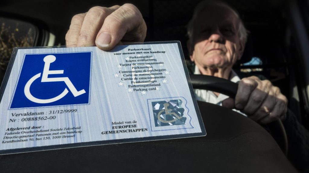 Une carte de stationnement pour personnes handicapées