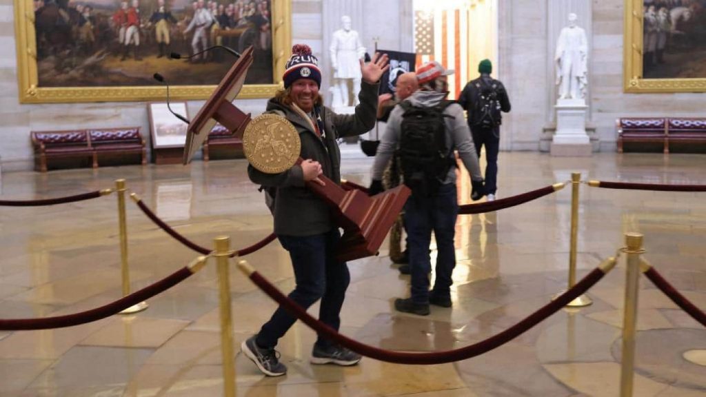 États-Unis: le pupitre de Nancy Pelosi, volé lors de l’intrusion au Capitole, a réapparu