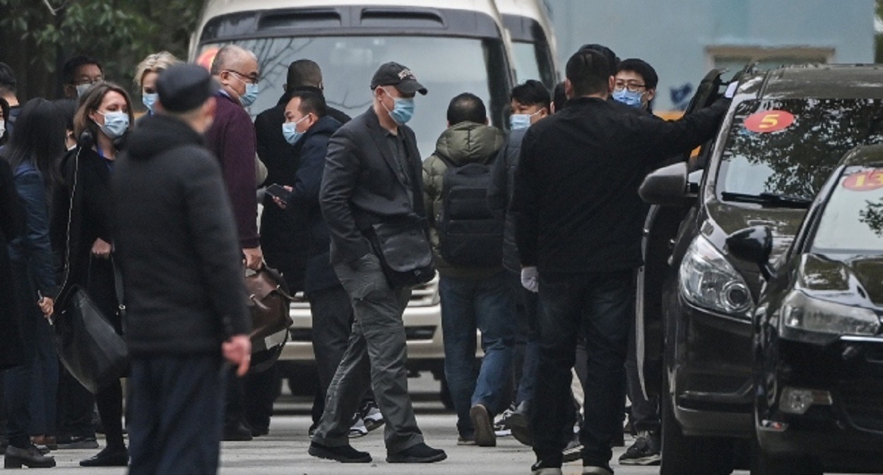 Peter Daszak (C) et d'autres membres de l'équipe de l'Organisation mondiale de la santé (OMS) enquêtant sur les origines de la pandémie de Covid-19 quittent l'hôpital Wuhan Jinyintan de Wuhan, dans la province centrale du Hubei en Chine, le 30 janvier 2021