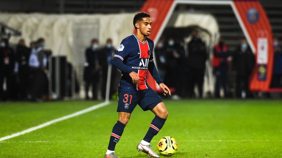 Colin Dagba arborant le maillot du PSG