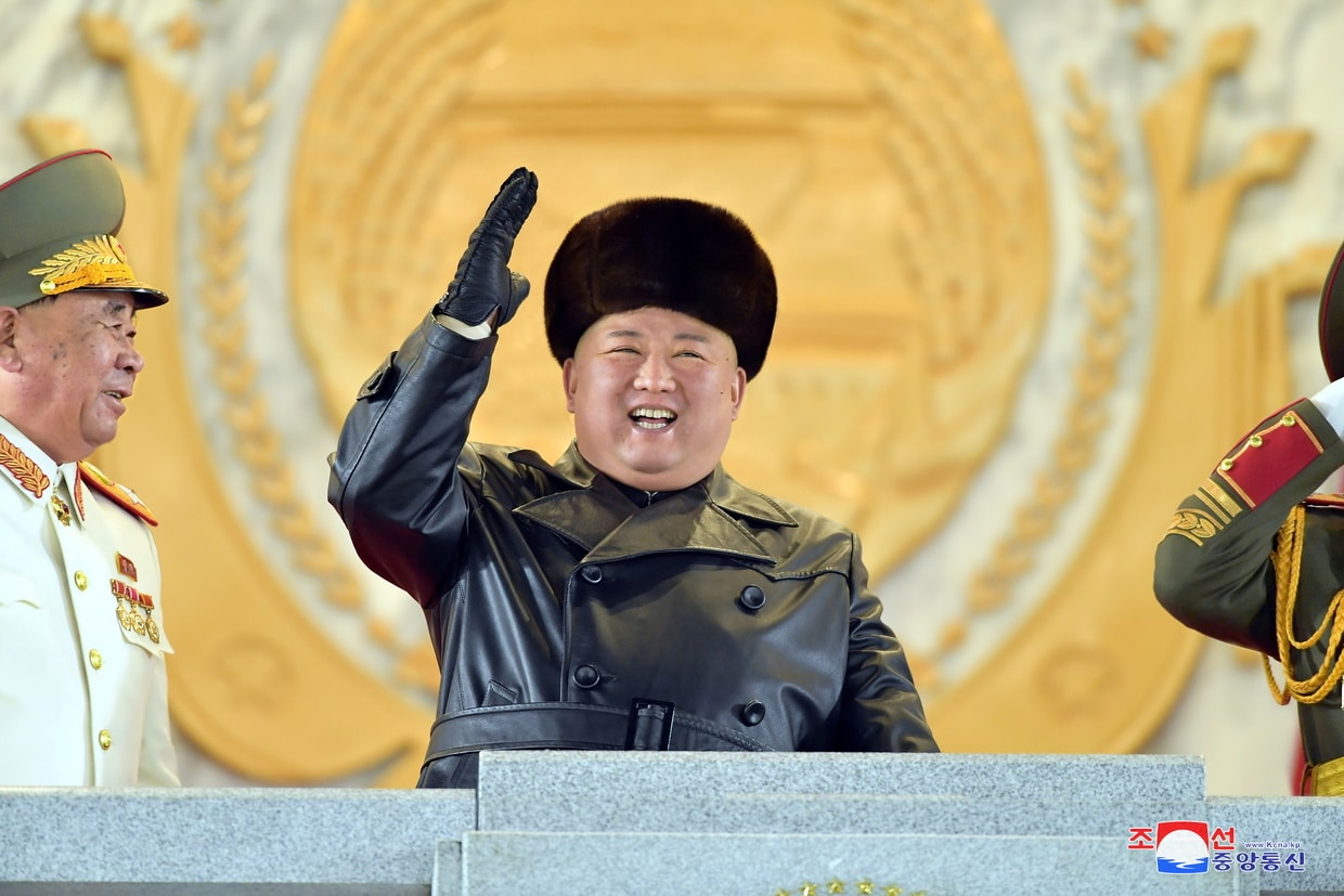 Le président Kin Jong-Un lord du défilé militaire à Pyongyang, en Corée du Nord, pour commémorer le 8e Congrès du Parti des travailleurs, 14 janvier 2021