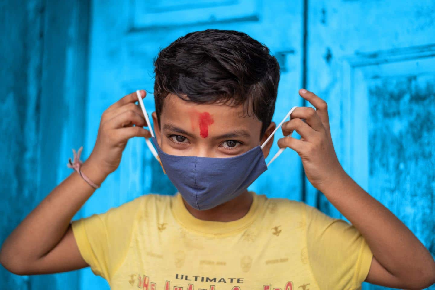 Un enfant portant son cache-nez anti-coronavirus