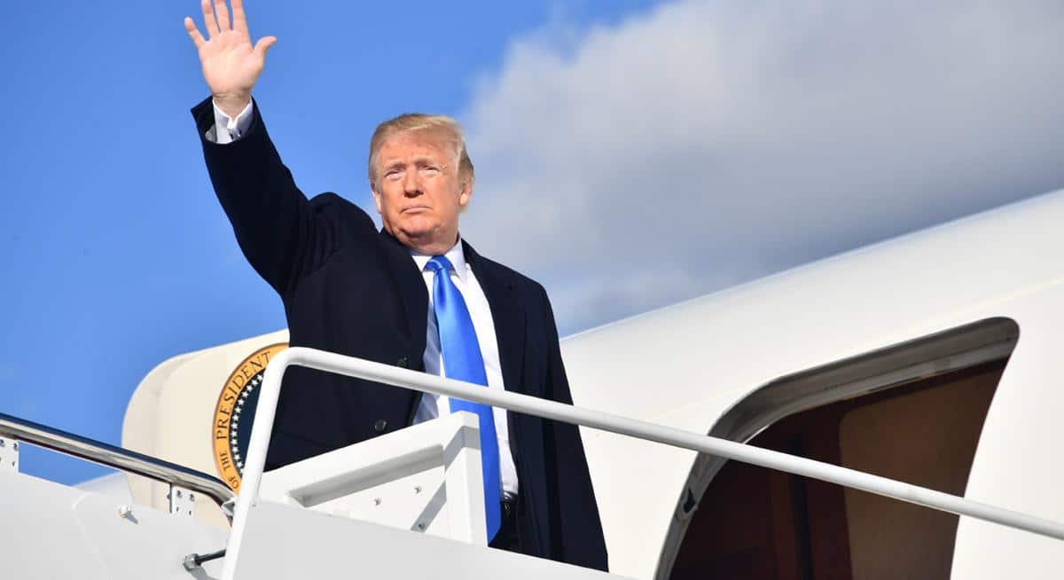 L'ancien président américain montant dans Air force One lors d'un voyage officiel pendant son mandat