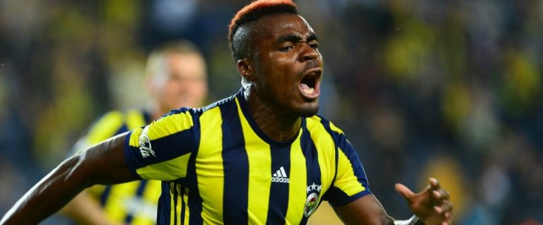 Nigéria: Emmanuel Emenike fait oeuvre utile pour sa ville natale (photos)