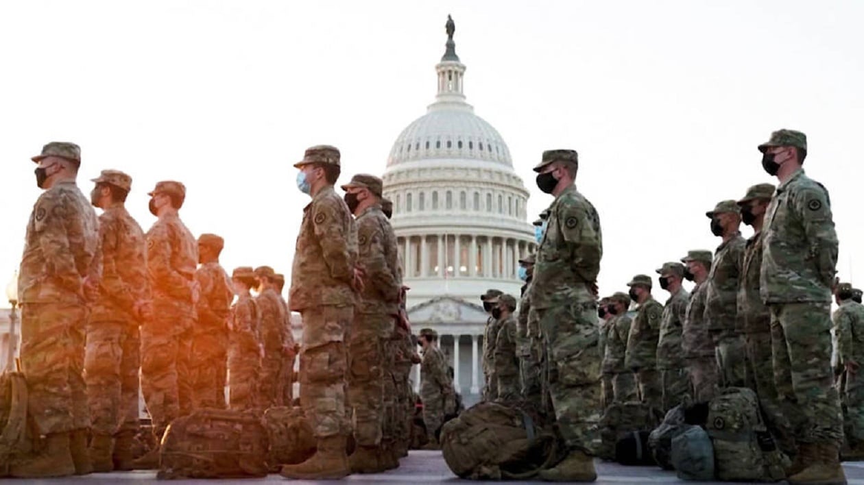 Des troupes de la Garde nationale américaine lourdement armées devant le Capitole à Washington DC, Mercredi 13 janvier 2021
