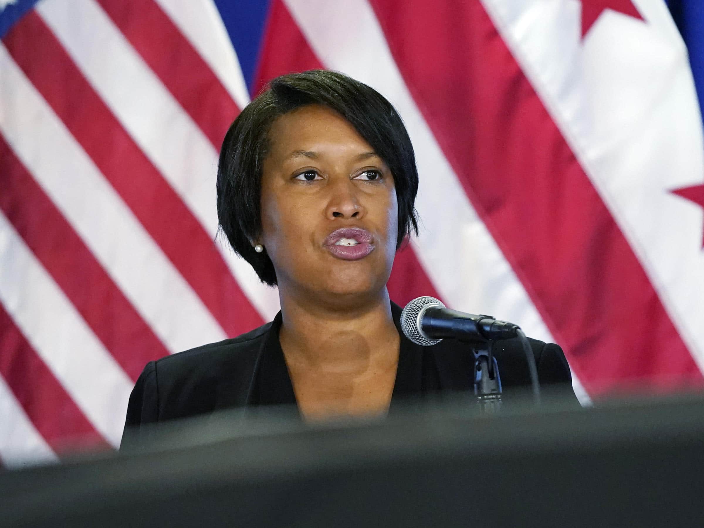 La mairesse du district de Columbia, Muriel Bowser, Muriel Bowser, prend la parole lors d'une conférence de presse sur l'épidémie de coronavirus et la réponse du district, lundi 17 août 2020, à Washington.