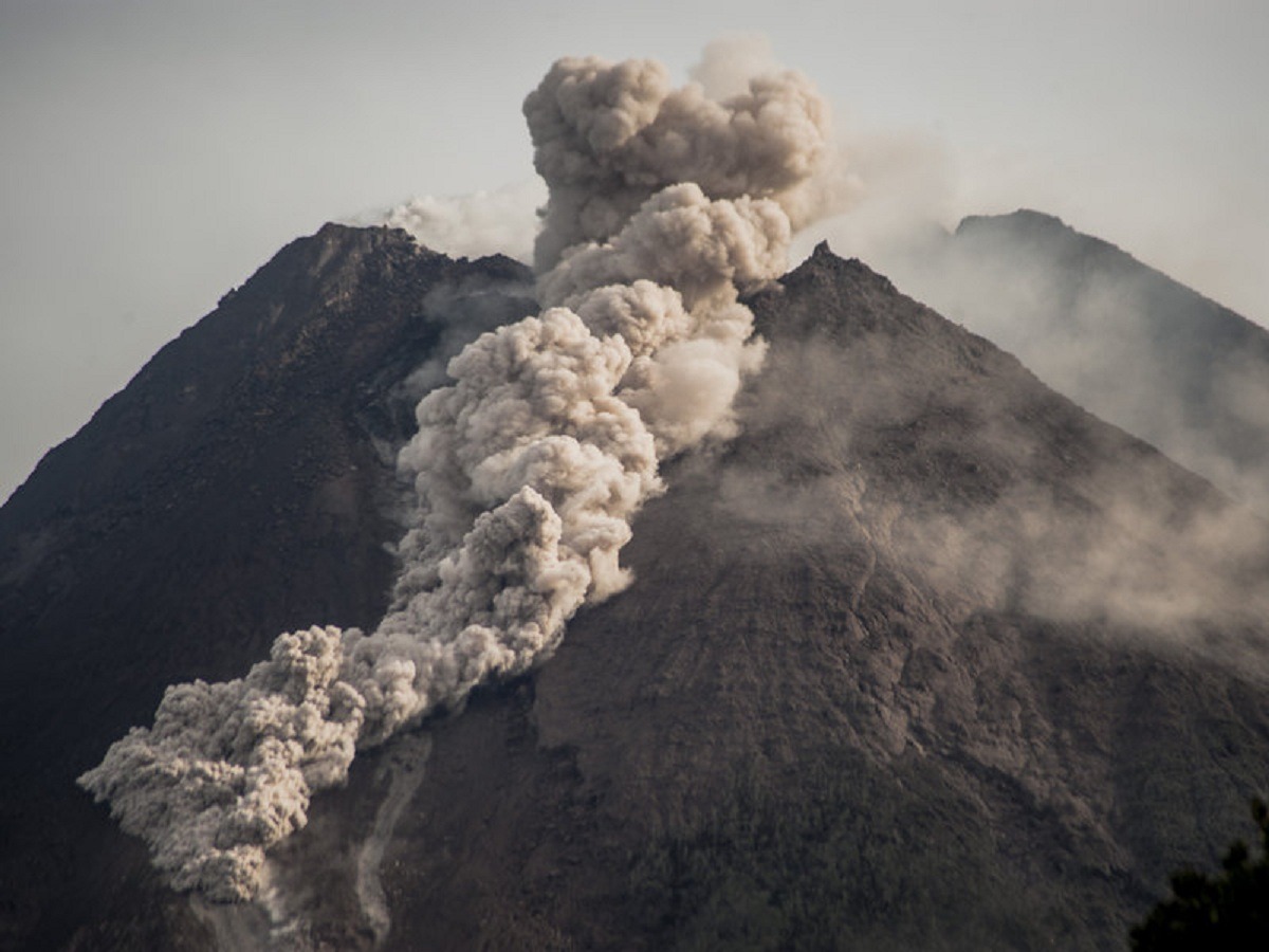 Le mont Merapi, le volcan le plus actif d'Indonésie, crache des roches et du gaz dans le ciel de mercredi matin.
