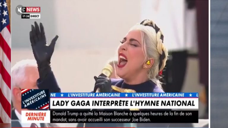 Joe Biden: avec un micro doré, Lady Gaga chante l&rsquo;hymne national à son investiture