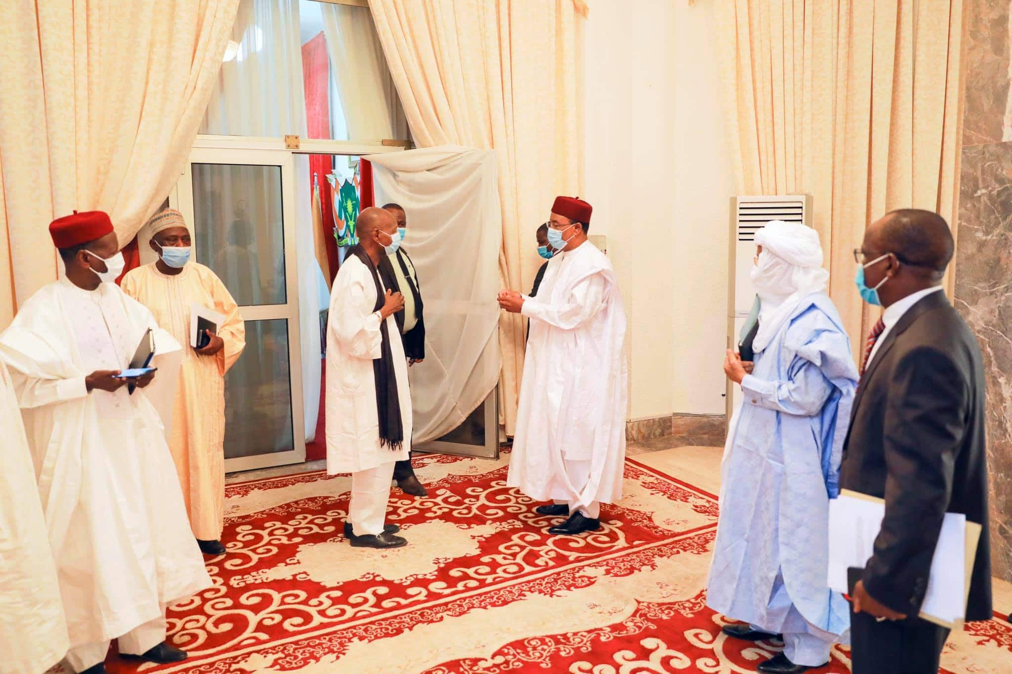 Les membres du comité chargé du projet de l'hymne nationale du Niger en audience au palais de la Présidence par le Président Issoufou Mahamadou, en présence notamment du Premier Ministre, Chef du Gouvernement, S.E.M Birgi Rafini.