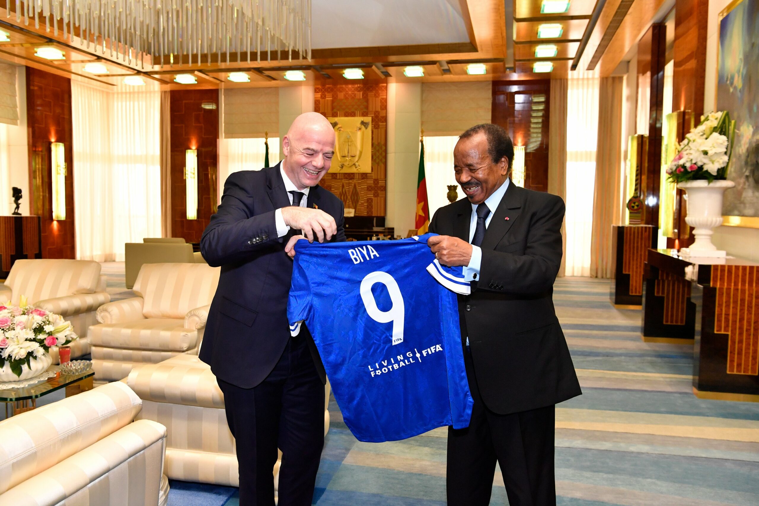 Le président de la FIFA, Gianni Infantino, reçu au palais d'Etoudi à Yaoundé au Cameroun, ce vendredi 15 janvier 2021, par le président camerounais Paul Biya