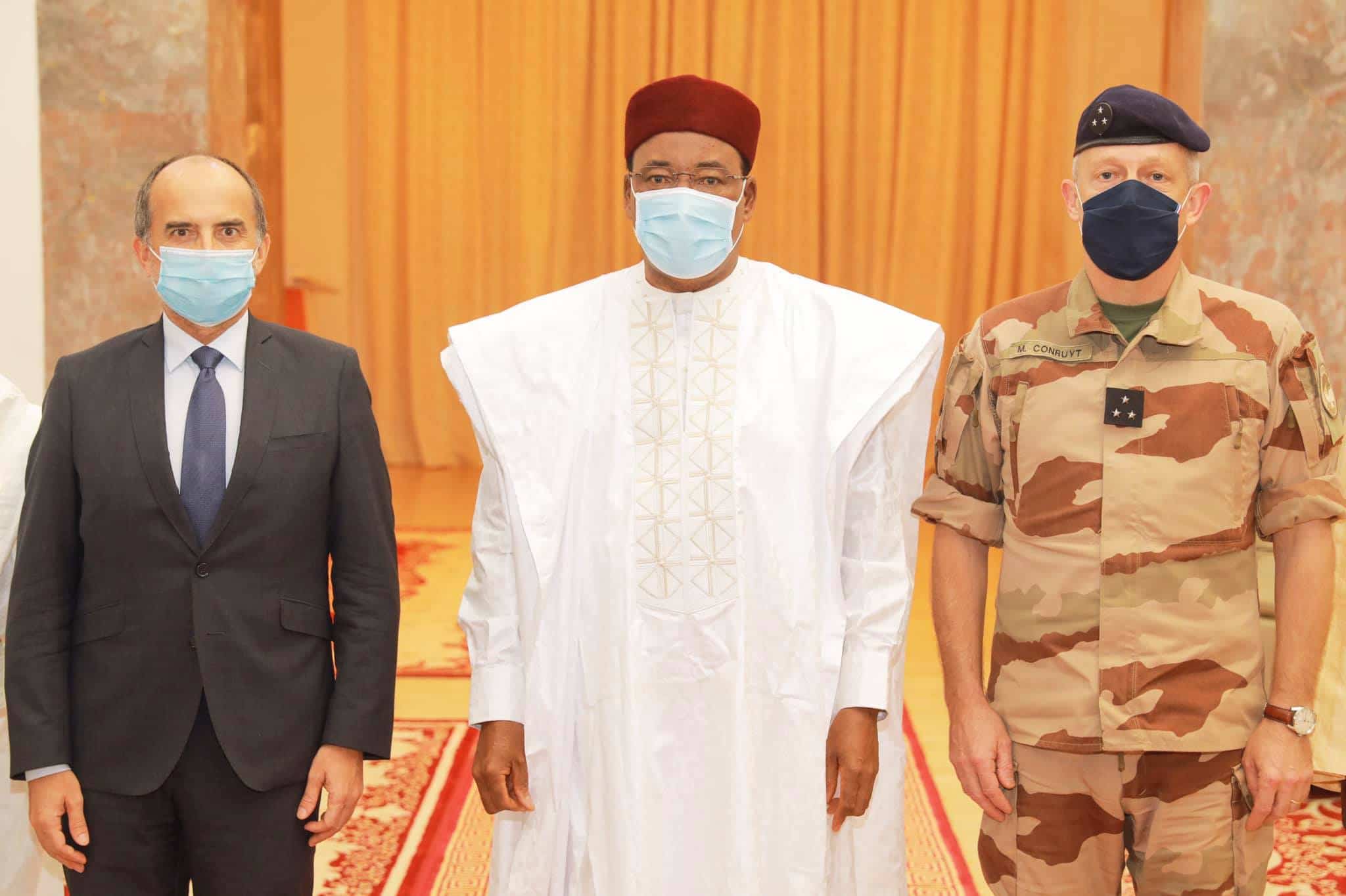 Le président du Niger Mahamadou Issoufou en audience à Niamey le mardi 12 janvier 2021 avec le Général Conruyt en présence de l’Ambassadeur de France au Niger, M. Alexandre Garcia.