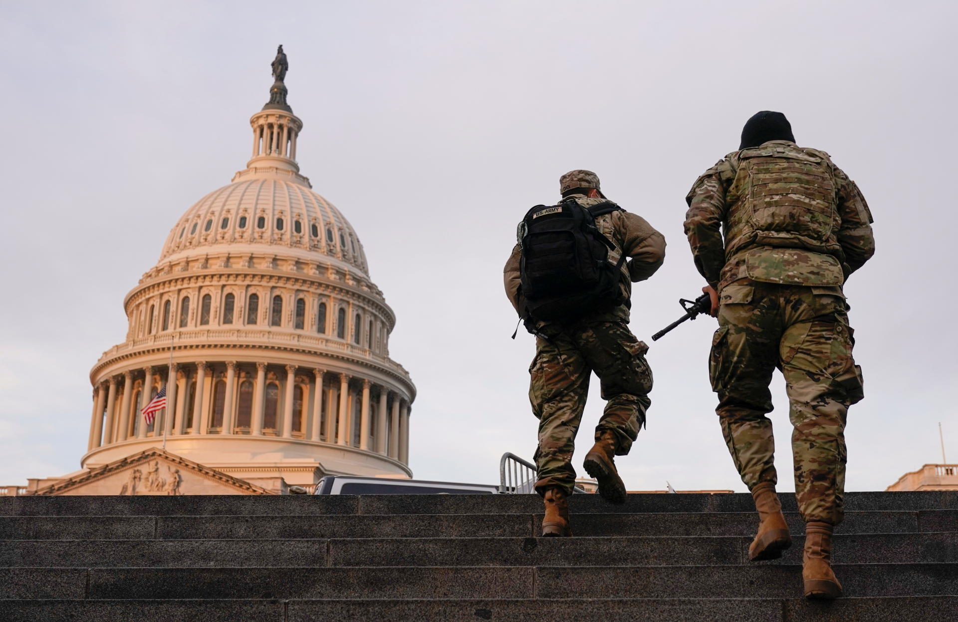 A Washington, près de 20 000 soldats de la Garde nationale sont déployés dans la capitale en appui des forces de l’ordre existantes, dont des agents antiterroristes, pour assurer que l'«Inauguration Day» se passe sans incidents.