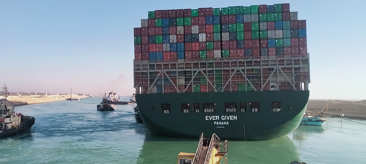 La poupe du porte-conteneurs Ever Given, qui bloque le canal de Suez, le 29 mars 2021. (©AFP/-)