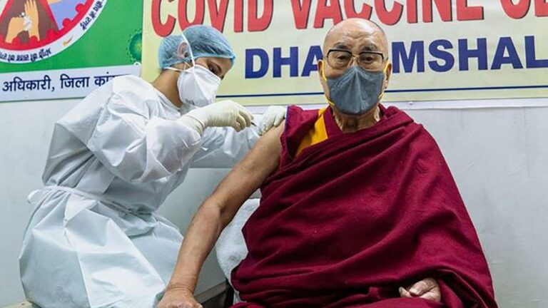 Inde: le Dalaï Lama se fait vacciner contre le Covid-19
