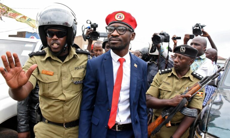 Ouganda: arrêté, Bobi Wine désormais en résidence surveillée