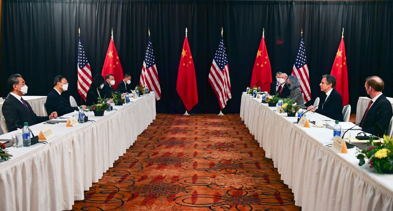 Le secrétaire d'État américain Antony Blinken, accompagné du conseiller à la sécurité nationale Jake Sullivan, s'exprime face à Yang Jiechi, directeur du bureau de la Commission centrale des affaires étrangères, et Wang Yi, ministre chinois des Affaires étrangères