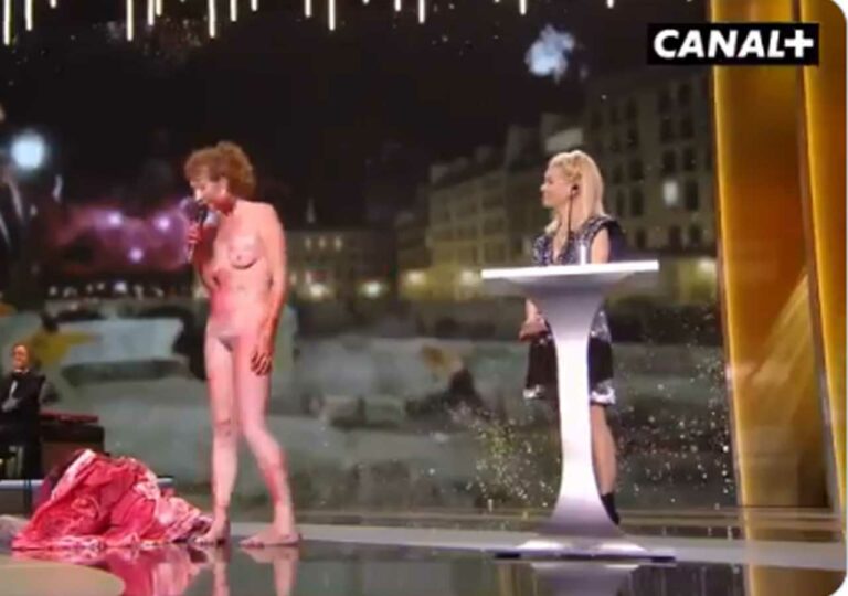 César Awards: Corinne Masiero entièrement nue sur scène, ses seins portent un message (vidéo)