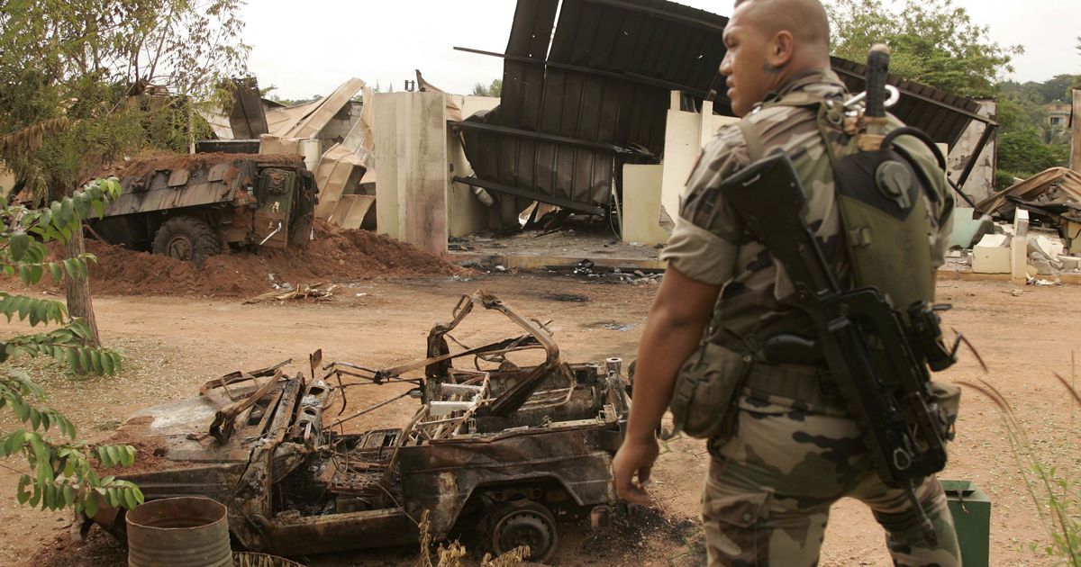 Un soldat français regarde les dégâts après le bombardement de leur base de Bouaké en Côte d'Ivoire