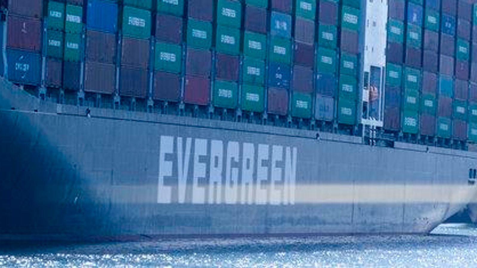 Un "méga navire" bloque le passage dans le canal de Suez